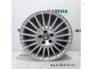 Gebruikte Velg Alfa Romeo 159 (939AX) 2.2 JTS 16V Prijs € 131,25 Margeregeling aangeboden door Maresia Parts