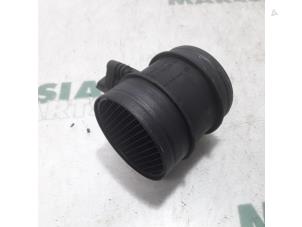Gebruikte Luchthoeveelheidsmeter Alfa Romeo 159 (939AX) 2.2 JTS 16V Prijs € 35,00 Margeregeling aangeboden door Maresia Parts