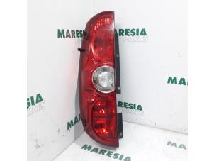 Gebruikte Achterlicht links Fiat Doblo Cargo (263) 1.6 D Multijet Prijs € 42,35 Inclusief btw aangeboden door Maresia Parts