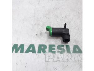 Gebruikte Ruitensproeierpomp voor Peugeot 206 CC (2D) 1.6 16V Prijs € 15,00 Margeregeling aangeboden door Maresia Parts