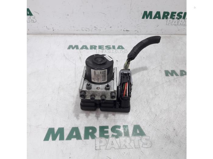 Gebruikte ABS Pomp Fiat Doblo Cargo (263) 1.6 D Multijet Prijs € 72,60 Inclusief btw aangeboden door Maresia Parts