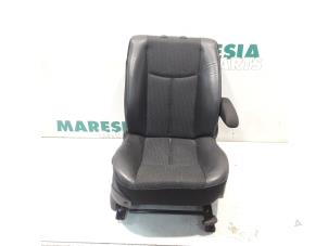 Gebruikte Voorstoel rechts Renault Espace (JK) 2.0 16V Turbo Prijs € 105,00 Margeregeling aangeboden door Maresia Parts