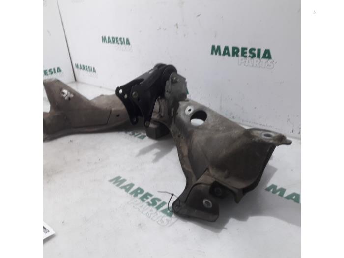 Subframe van een Renault Twingo (C06) 1.2 16V Quickshift 2006
