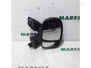 Gebruikte Buitenspiegel rechts Renault Trafic New (FL) 2.0 dCi 16V 115 Prijs € 50,00 Margeregeling aangeboden door Maresia Parts