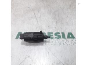 Gebruikte Ruitensproeierpomp voor Fiat 500 (312) 1.2 Prijs € 15,00 Margeregeling aangeboden door Maresia Parts