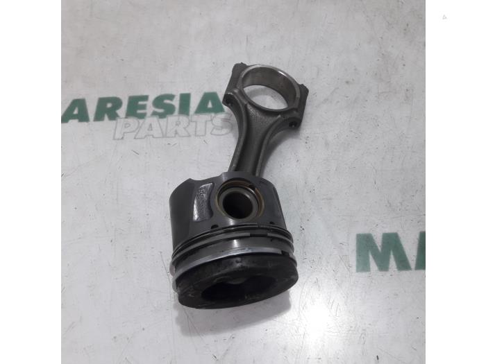 Gebruikte Zuiger Citroen C-Crosser 2.2 HDiF 16V Prijs € 75,00 Margeregeling aangeboden door Maresia Parts