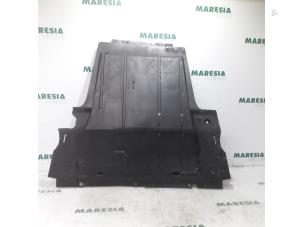 Gebruikte Motor Beschermplaat Renault Grand Scénic II (JM) 2.0 16V Prijs € 50,00 Margeregeling aangeboden door Maresia Parts