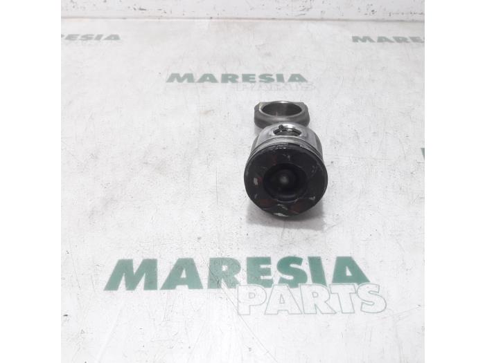 Zuiger van een Citroën Berlingo 1.6 Hdi 75 16V Phase 1 2009