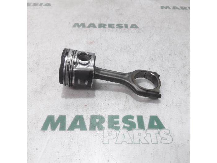 Zuiger van een Citroën Berlingo 1.6 Hdi 75 16V Phase 1 2009