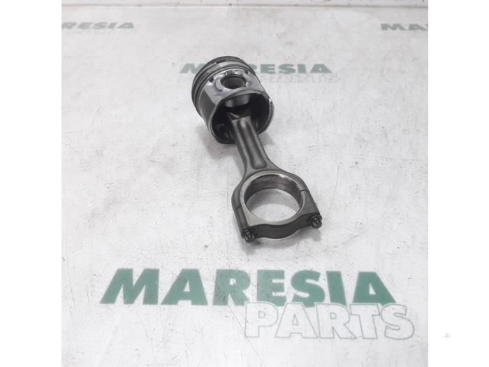 Zuiger van een Citroën Berlingo 1.6 Hdi 75 16V Phase 1 2009