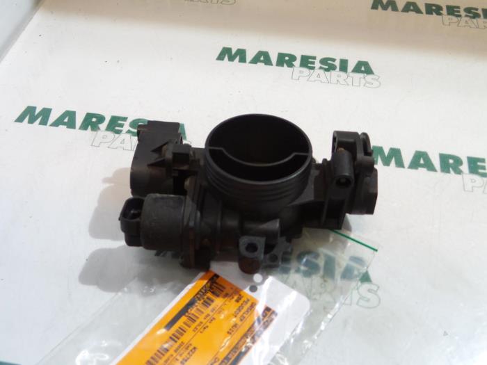 Gebruikte Gasklephuis Peugeot 206 (2A/C/H/J/S) 1.1 XN,XR Prijs € 50,00 Margeregeling aangeboden door Maresia Parts