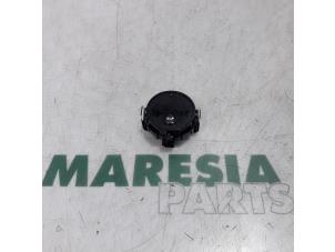 Gebruikte Sensor regen Renault Grand Scénic II (JM) 2.0 16V Prijs € 25,00 Margeregeling aangeboden door Maresia Parts