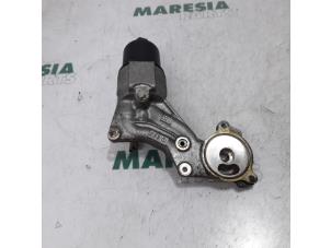Gebruikte Oliefilterhouder Peugeot Partner Tepee (7A/B/C/D/E/F/G/J/P/S) 1.6 16V Phase 1 Prijs € 35,00 Margeregeling aangeboden door Maresia Parts