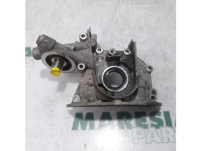 Gebruikte Oliepomp Renault Clio III (BR/CR) 1.2 16V 75 Prijs € 75,00 Margeregeling aangeboden door Maresia Parts