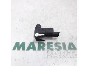 Gebruikte Ruitensproeierpomp voor Renault Grand Scénic II (JM) 2.0 16V Prijs € 10,00 Margeregeling aangeboden door Maresia Parts