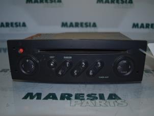 Gebruikte Radio CD Speler Renault Megane II (BM/CM) 1.4 16V 98 Prijs € 45,00 Margeregeling aangeboden door Maresia Parts