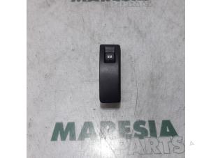 Gebruikte Schakelaar Peugeot 207 SW (WE/WU) 1.4 16V Vti Prijs € 35,00 Margeregeling aangeboden door Maresia Parts