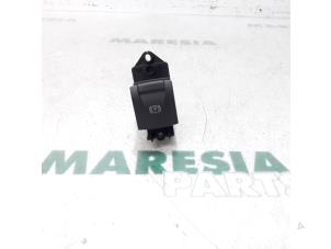 Gebruikte Handrem schakelaar Renault Megane III Grandtour (KZ) 1.5 dCi 110 Prijs € 14,99 Margeregeling aangeboden door Maresia Parts