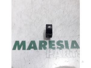 Gebruikte Combischakelaar ramen Citroen Berlingo 1.6 Hdi 75 Prijs € 24,20 Inclusief btw aangeboden door Maresia Parts