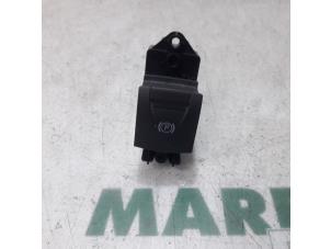 Gebruikte Handrem schakelaar Renault Scénic III (JZ) 2.0 16V CVT Prijs € 14,99 Margeregeling aangeboden door Maresia Parts