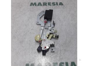 Gebruikte Schuifdeur Slotmechaniek rechts Fiat Ulysse (179) 2.2 JTD 16V Prijs € 50,00 Margeregeling aangeboden door Maresia Parts