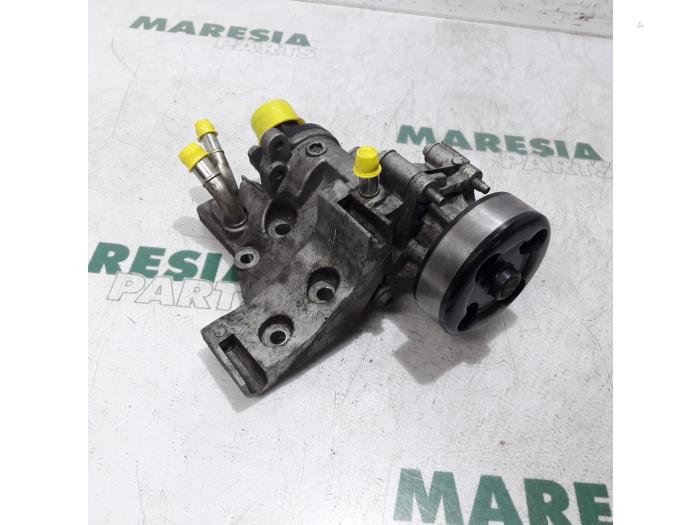 Gebruikte Waterpomp Renault Grand Scénic III (JZ) 2.0 16V CVT Prijs € 50,00 Margeregeling aangeboden door Maresia Parts