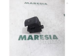 Gebruikte Handrem schakelaar Renault Koleos I 2.5 16V Prijs € 35,00 Margeregeling aangeboden door Maresia Parts