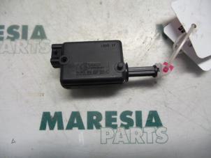 Gebruikte Centrale deurvergrendelingsmotor Peugeot 807 2.2 HDiF 16V Prijs € 25,00 Margeregeling aangeboden door Maresia Parts