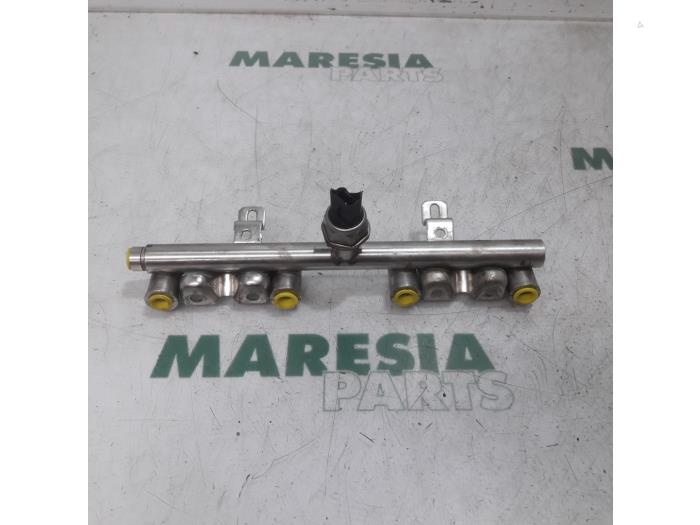 Gebruikte Injector brug Peugeot 308 SW (4E/H) 1.6 16V THP 150 Prijs € 40,00 Margeregeling aangeboden door Maresia Parts