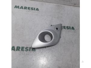 Gebruikte Afdekplaat mistlamp links Renault Grand Scénic III (JZ) 1.5 dCi 110 Prijs € 25,00 Margeregeling aangeboden door Maresia Parts
