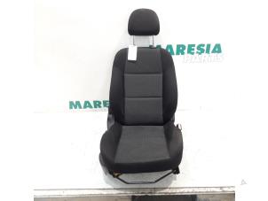 Gebruikte Voorstoel rechts Peugeot 207/207+ (WA/WC/WM) 1.6 16V VTi Prijs € 60,00 Margeregeling aangeboden door Maresia Parts