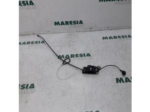 Gebruikte Cabriodak vergrendelslot Peugeot 307 CC (3B) 2.0 16V Prijs € 75,00 Margeregeling aangeboden door Maresia Parts