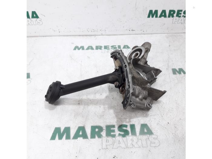 Gebruikte Oliepomp Renault Clio III (BR/CR) 1.2 16V TCe 100 Prijs € 75,00 Margeregeling aangeboden door Maresia Parts