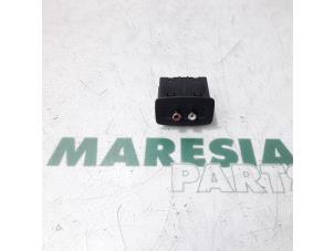 Gebruikte AUX/USB aansluiting Renault Kangoo Express (FW) 1.5 dCi 75 Prijs € 30,25 Inclusief btw aangeboden door Maresia Parts