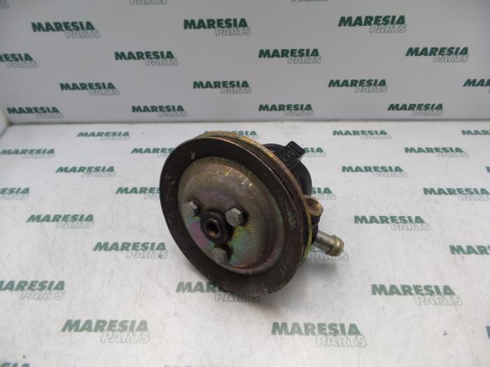 Gebruikte Servopomp Fiat Punto Cabriolet (176C) 90 ELX 1.6 Prijs € 50,00 Margeregeling aangeboden door Maresia Parts