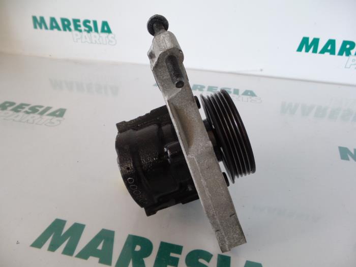 Stuurbekrachtiging Pomp van een Renault Espace (JE) 3.0i V6 RXT 1997