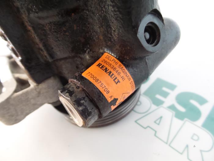 Stuurbekrachtiging Pomp van een Renault Espace (JE) 3.0i V6 RXT 1997