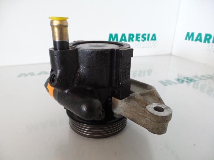 Stuurbekrachtiging Pomp van een Renault Espace (JE) 3.0i V6 RXT 1997