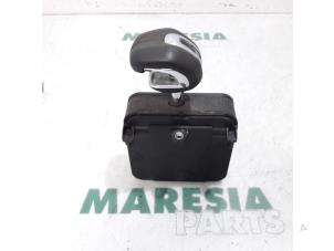 Gebruikte Versnellingspook Peugeot 508 (8D) 2.0 Hybrid4 16V Prijs € 65,00 Margeregeling aangeboden door Maresia Parts