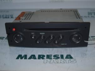 Gebruikte Radio CD Speler Renault Megane II (BM/CM) 1.4 16V 98 Prijs € 45,00 Margeregeling aangeboden door Maresia Parts