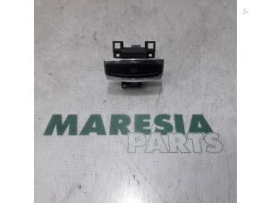 Gebruikte Schakelaar handrem Citroen C5 III Tourer (RW) 2.7 HDiF V6 24V Autom. Prijs € 30,00 Margeregeling aangeboden door Maresia Parts