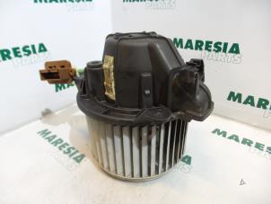 Gebruikte Chaufage Ventilatiemotor Fiat Stilo (192A/B) 1.6 16V 3-Drs. Prijs € 25,00 Margeregeling aangeboden door Maresia Parts