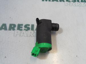 Gebruikte Ruitensproeierpomp voor Peugeot 206 CC (2D) 2.0 16V Prijs € 15,00 Margeregeling aangeboden door Maresia Parts