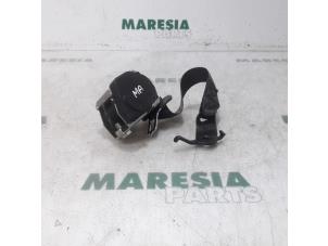 Gebruikte Veiligheidsgordel midden-achter Alfa Romeo 159 (939AX) 1.9 JTS 16V Prijs € 50,00 Margeregeling aangeboden door Maresia Parts