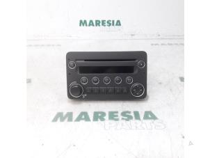 Gebruikte Radio CD Speler Alfa Romeo 159 (939AX) 1.9 JTS 16V Prijs € 105,00 Margeregeling aangeboden door Maresia Parts