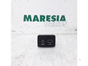 Gebruikte AUX/USB aansluiting Fiat Tipo (356S) 1.4 16V Prijs € 40,00 Margeregeling aangeboden door Maresia Parts