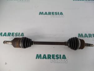 Gebruikte Aandrijfas links-voor Fiat Grande Punto (199) 1.4 16V Prijs € 75,00 Margeregeling aangeboden door Maresia Parts