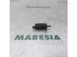 Gebruikte Ruitensproeierpomp voor Fiat Tipo (356S) 1.4 16V Prijs € 25,00 Margeregeling aangeboden door Maresia Parts