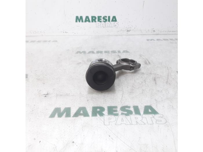 Zuiger van een Fiat 500 (312) 1.3 MJTD 16V 2008
