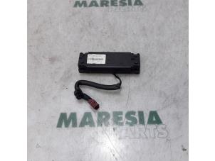 Gebruikte Antenne Peugeot 407 (6C/J) 2.7 HDi V6 24V Prijs € 50,00 Margeregeling aangeboden door Maresia Parts